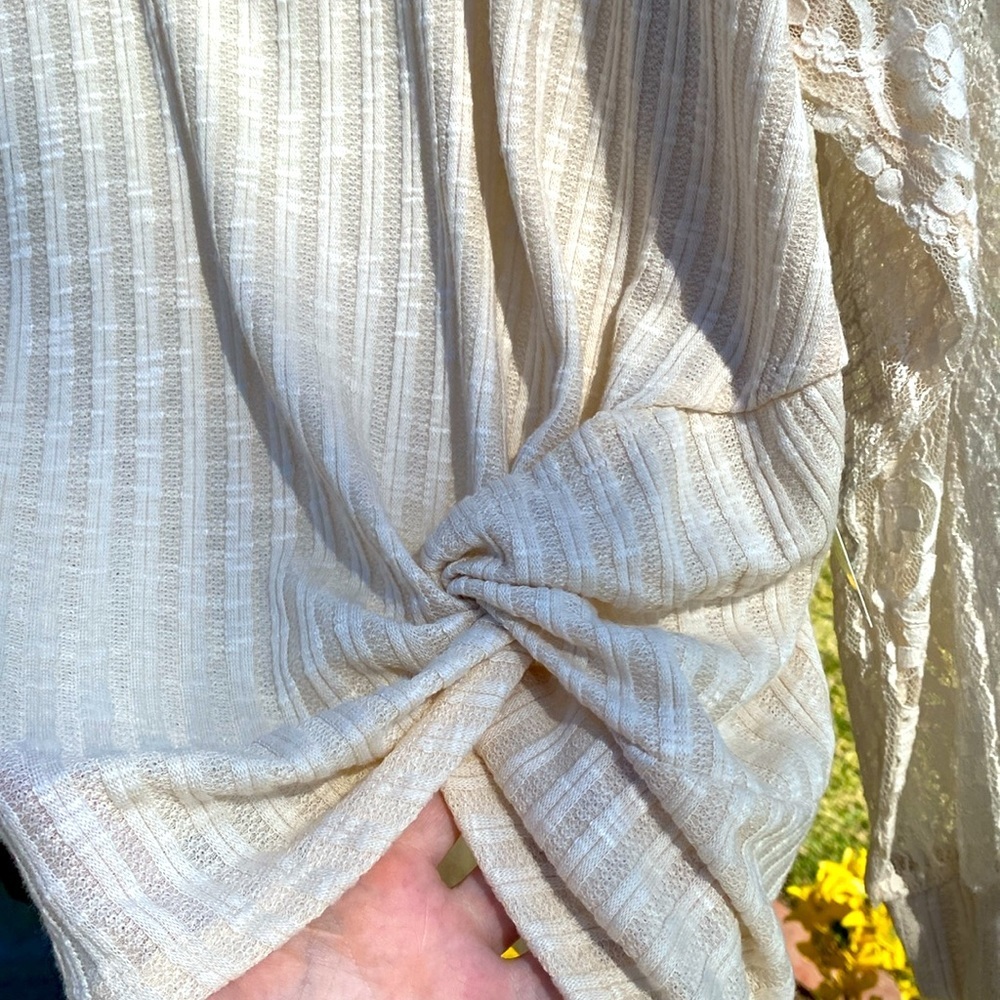 ABSOLUTELY FAMOUS OFF WHITE CREAM TOP  LACE SLEEVES & Accent on Bottom 2… - Picture 3 of 12